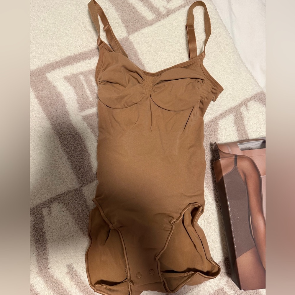 SKIMS Seamless Sculpt Bodysuit Brief w/ Snaps in color Sienna